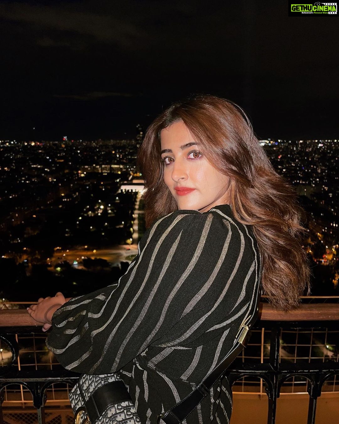 Nupur Sanon Instagram - Baatein bachkaani bas tum takβ¦ππ Eiffel Tower