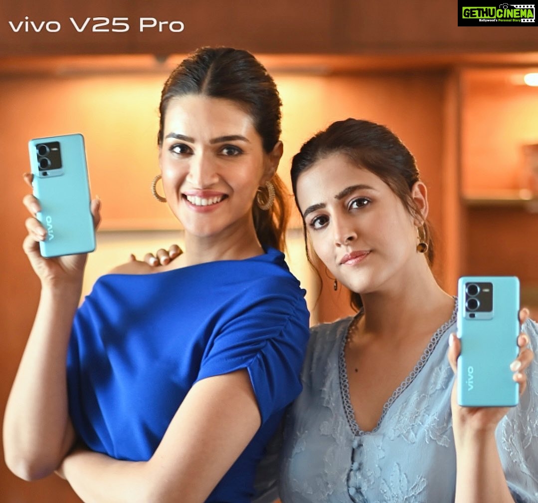 Nupur Sanon Instagram - Meet the #magical new #vivoV25Pro that complements the magical bond I share with @kritisanon π«Άπ Designed to #DelightEveryMoment by @vivo_india #vivoV25Pro #MagicalPhone #DelightEveryMoment