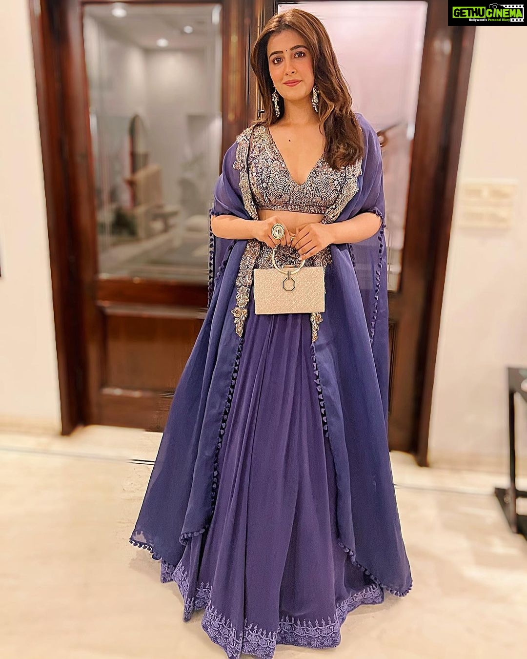 Nupur Sanon Instagram - Mainu lageya Allah ne awaaz maari … … bulaya mainu tu si sajna 💜 • Wearing @dollyjstudio ✨ Jewellery @meraki.mumbai @lotussuutrajewelry Styled by @sukritigrover Assisted by @vanigupta.23 @vasudhaguptaa