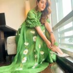Nupur Sanon Instagram - Hath ta phado 🤝🏻 Kade ni chhad da yaar ni Tere ton dawaan jaan vaar ni Tussi hukkum karo🔥👸🏻 #Punjaban👑 • Outfit : @baavli Sourced by : @vblitzcommunications