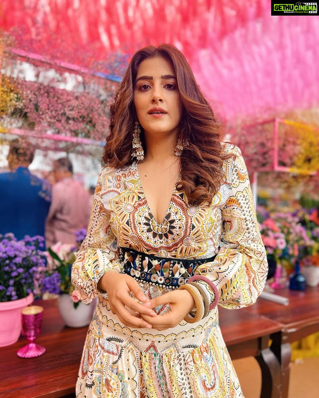 Nupur Sanon Instagram - Just a lot of bohemian thrown into one picture…including my vibe!! 🤭🌺🌝