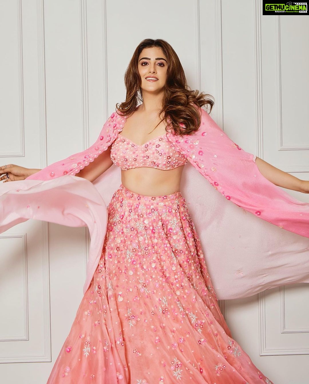 Nupur Sanon Instagram - Florals and Pinksπππ€πππ€ #lastnight #diwali2022 β’ Wearing @nachiketbarve πΊ Hairstylist @hairbytabassum Jewellery @karishma.joolry @blingsutra Styled by @sukritigrover Styling team @vanigupta.23 @stylebynehan @niddhii_jain Shot by @mohitvaru