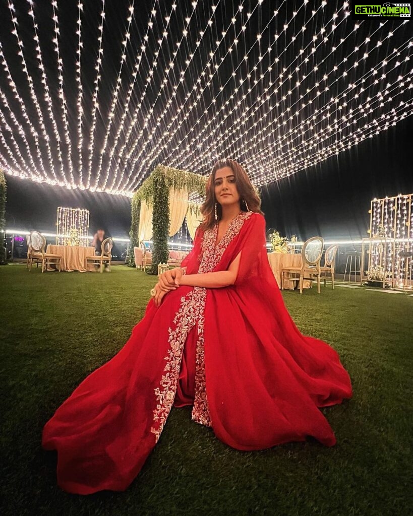 Nupur Sanon Instagram - It was a beautiful night and a grand beginning to my most favourite festival! ❤️🔥🌌🌠 And celebrating it with friends and family was the best way to kickstart the warmestttt Diwali season♠️🔥 Our home,our terrace beautifully decorated by @ateliereventsindia @aandmeventsco 🪔 #DiwaliCelebrations #Diwali2022