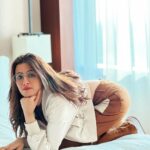 Nupur Sanon Instagram - FALL’in in love? 🍂🤎👜🧥