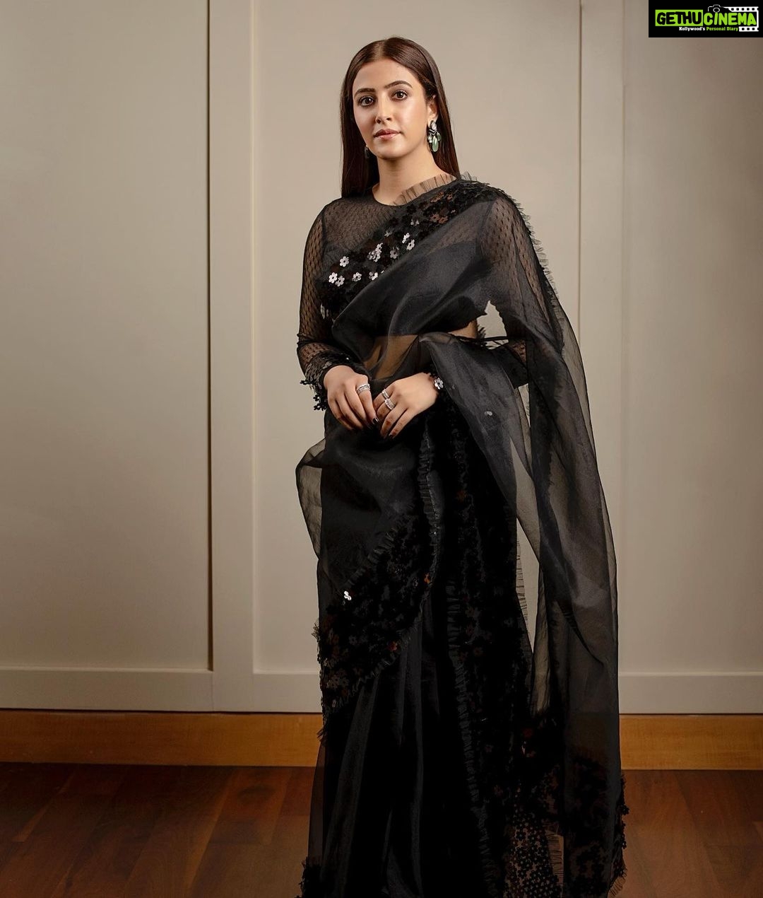 Nupur Sanon Instagram - Nothing like a saree! 🖤🔥🖤🔥 • Wearing this oh-so-elegant saree by @neeta_lulla Jewellery by @tuula.jewellery @karishma.joolry Styled by @sukritigrover Asssted by @vanigupta.23 Makeup by my fav @kavyesharmaofficial Hair by my fav @pinkeykashidonhair