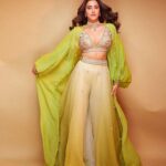 Nupur Sanon Instagram – Okay then princess jasmine kinda ditched blue 🤭🧞♂️