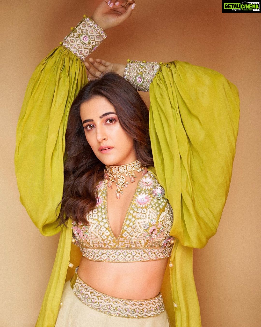 Nupur Sanon Instagram - Long Time No Posey?🤭🔥 • Makeup @adrianjacobsofficial Hair @pinkeykashidonhair Styled by @sukritigrover assisted by @vanigupta.23 Wearing @kalkifashion Jewellery @koharbykanika 📸: @tejasnerurkarr