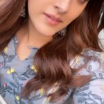 Nupur Sanon Instagram - The irony of our generation… Its the simplest yet the hardest thing to carry…𝙎𝙞𝙢𝙥𝙡𝙞𝙘𝙞𝙩𝙮 😇🌸 Haina? 💕 • • Making my hair look effortlessly natural @pinkeykashidonhair