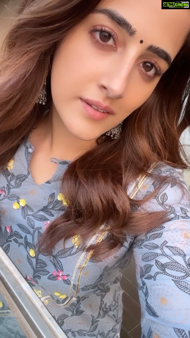 Nupur Sanon Instagram - The irony of our generationโฆ Its the simplest yet the hardest thing to carryโฆ๐๐๐ข๐ฅ๐ก๐๐๐๐ฉ๐ฎ ๐๐ธ Haina? ๐ โข โข Making my hair look effortlessly natural @pinkeykashidonhair