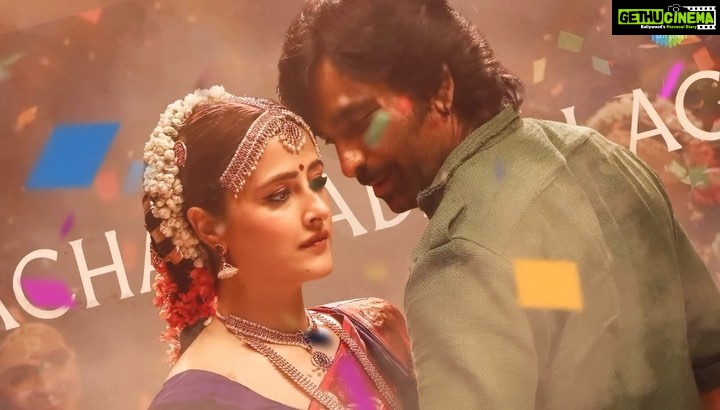 Nupur Sanon Instagram - Have you watched TIGER-SARA’s #EKDUM peppy love song from Tiger Nageswara Rao yet? 💃🏻❤️🕺 Kaisa laga Mass Maharaja Fans? Can’t wait to see your hooksteps,reels,stories! 🔥🔥🔥 Music by @gvprakash #MassMaharaja #RaviTeja #NupurSanon #EkDum #TigerNageswaraRao