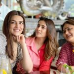 Nupur Sanon Instagram - Missing brunches with ‘Meri Jaans’ 🥰❤️ @kritisanon @geeta_sanon PS : My favourite lines