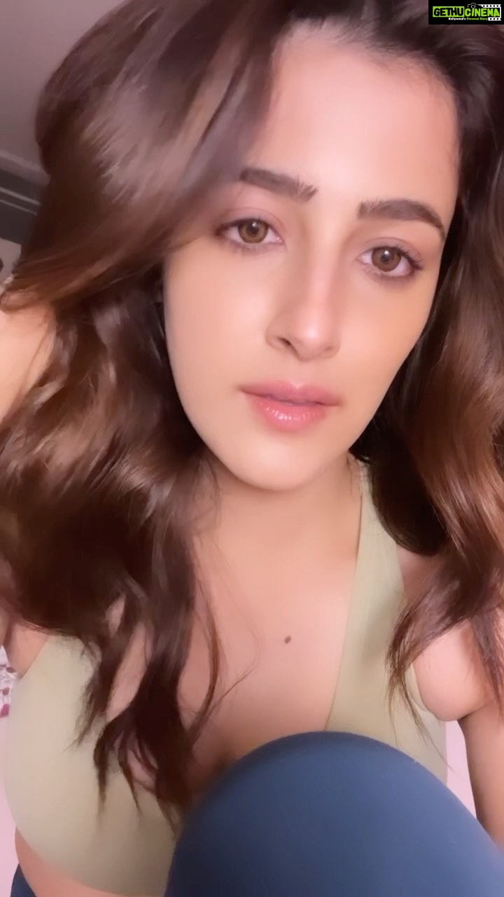Nupur Sanon Instagram - Just cause I’m obsessed with this song and cause I’m proud of the pretty cool natural makeup I did on my face ❤️🔥🌝 👄😋 Thinking of sharing some tutorials!! 😂