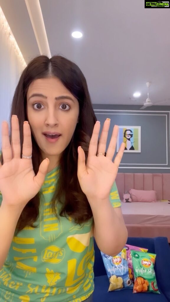 Nupur Sanon Instagram - Give this magic trick a shot with STYLE! 🤩🕴 To learn the trick head to @lays_india page and become a part of the #TheThinpossibleChip Challenge! #LaysWaferstyle #Lays #PaperThinWaferThin #Collab @lays_india