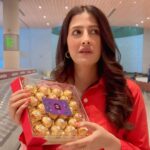 Nupur Sanon Instagram - And the Cutest thing happened !! ❤️ I just love how CRED made everyone's Christmas exciting by giving away gifts at the Airport. Mine too!! 🥰 🎅 There are more rewards to be won on the CRED app. Go check out now @cred_club #Collab
