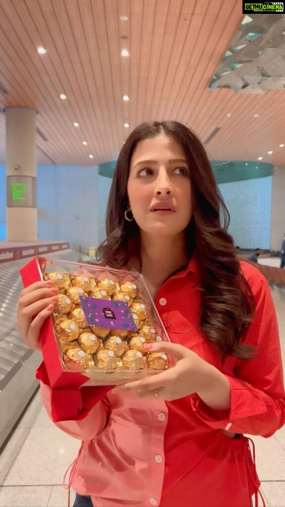 Nupur Sanon Instagram - And the Cutest thing happened !! ❤️ I just love how CRED made everyone's Christmas exciting by giving away gifts at the Airport. Mine too!! 🥰 🎅 There are more rewards to be won on the CRED app. Go check out now @cred_club #Collab