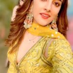 Nupur Sanon Instagram - Anyone else who used to hate yellow as a kid? I did!🤪🙋🏻‍♀️ But now it’s kinda my colour🌝🥰 #loveyellow💛 #lovebindi🧿