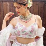 Nupur Sanon Instagram - होंठ सिले 👄 नज़रें झुकी 😌 अब पढ़ पाओ दिल की बात तो मानूँ ! 🔥 • Wearing @houseofarmuse Jewellery @koharbykanika Pr @vblitzcommunications 📸 @rochanas4
