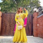 Nupur Sanon Instagram - Kina chir mainu dil ch luka ke rakheya?⚠️ • Wearing @sukritiandaakritiofficial 📸 @rochanas4 • Earrings @kanyaadhan_bydhirajaayushi Bag @houseofvian Pr @vblitzcommunications