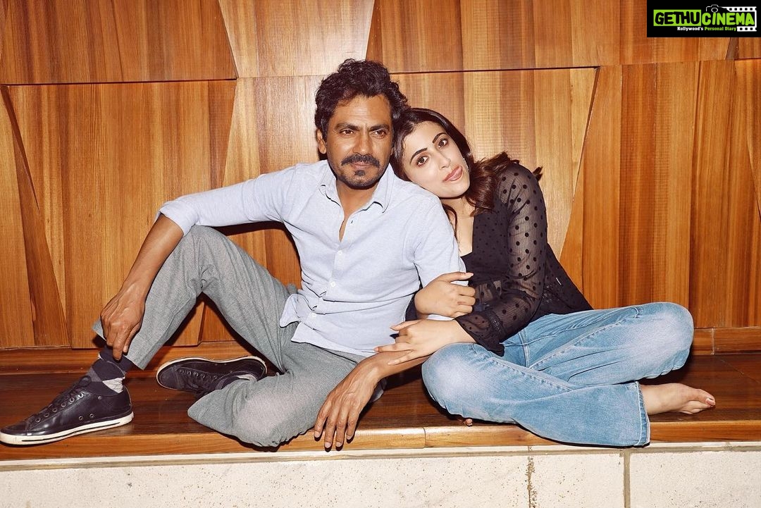 Nupur Sanon Instagram - Happiness, warmth, pulling each other’s leg, picking each other up. That was the vibe on the sets of #NooraniChehra ❤️🧿 @nawazuddin._siddiqui @jassie.gill @aasifkhan_1 @sonnalliseygall @navaniatsingh @ram_naresh_diwakar @hareeshchhabra Sharing a few pictures with my co-actors..don’t have pictures with a few but they know they are equally special😇