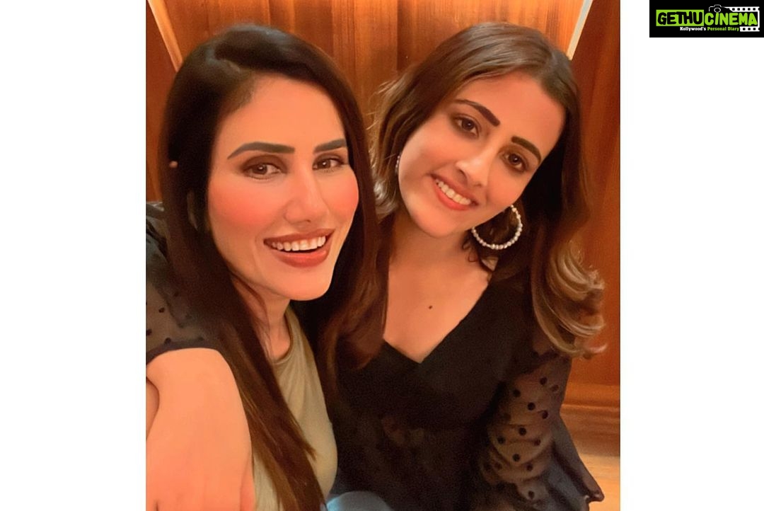 Nupur Sanon Instagram - Happiness, warmth, pulling each other’s leg, picking each other up. That was the vibe on the sets of #NooraniChehra ❤️🧿 @nawazuddin._siddiqui @jassie.gill @aasifkhan_1 @sonnalliseygall @navaniatsingh @ram_naresh_diwakar @hareeshchhabra Sharing a few pictures with my co-actors..don’t have pictures with a few but they know they are equally special😇