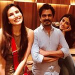 Nupur Sanon Instagram - Happiness, warmth, pulling each other’s leg, picking each other up. That was the vibe on the sets of #NooraniChehra ❤️🧿 @nawazuddin._siddiqui @jassie.gill @aasifkhan_1 @sonnalliseygall @navaniatsingh @ram_naresh_diwakar @hareeshchhabra Sharing a few pictures with my co-actors..don’t have pictures with a few but they know they are equally special😇