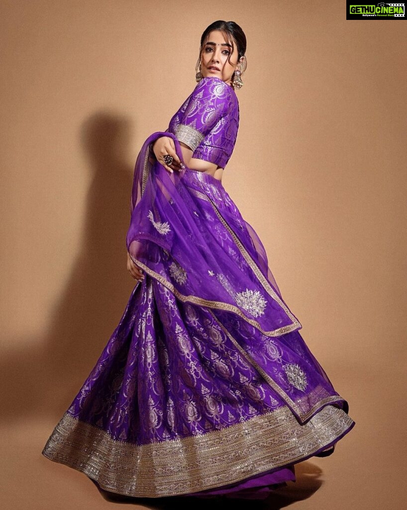 Nupur Sanon Instagram - दिल मेरा है मुकेया घुम वेख्खी सारी दुनिया .. पर तेरे ते आ रुकेया 💜🥲🤍💜 • Hmu - @makeupbydevanshii Styled by - @ashwin_ash1 & @hassankhan_3 Style team - @ahmedxmirza Outfit - @sobariko Jewellery- @karnikajewelshyd Shot by - @pranav.foto