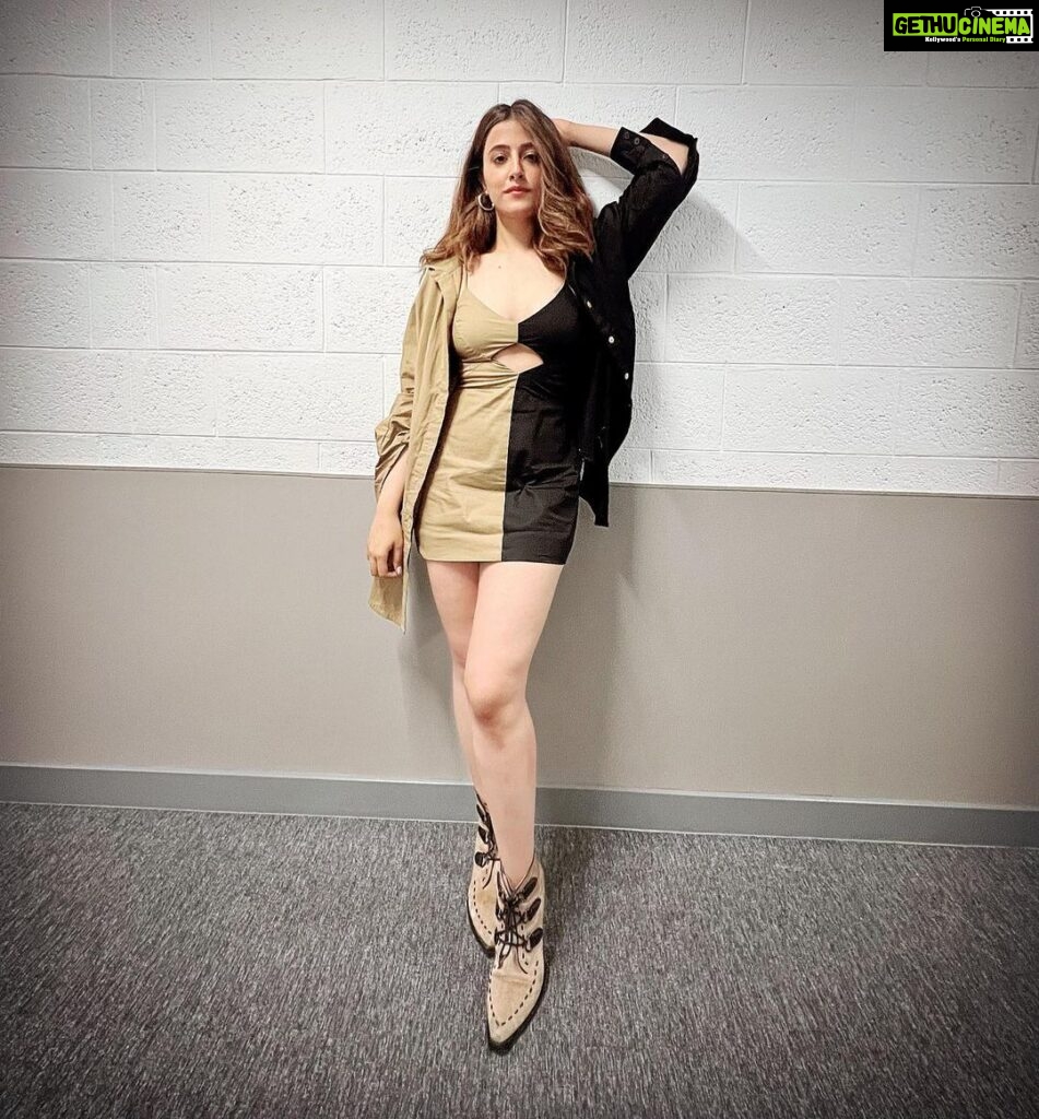 Nupur Sanon Instagram - Here’s a pro hack for all the indecisive girls out there : When you can’t decide … WEAR’EM BOTH ! ! 🤎🖤🤎🖤 🤪🤪 • • This super chic dress : @label_bella_d Boots : @coach Styled by : @sukritigrover Coca-Cola Arena