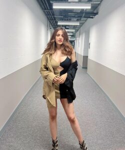 Nupur Sanon Instagram - Want 💯% of your attention Or 👋🏻 

•
•

Wearing @label_bella_d 🔥
Styled by @sukritigrover 💕
Assisted by @vasudhaguptaa