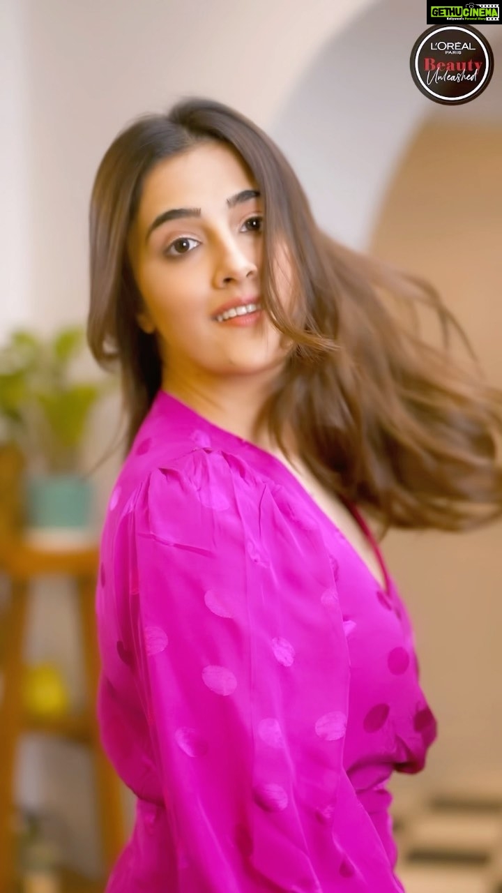 Nupur Sanon Instagram - I finally said #Yes To Life and #YesToColor with the @lorealparis Casting Crème Gloss Conditioning Hair Color and I'm totally loving it! 🔥🤩💕 It has no ammonia, lasts 28 washes, and gave me a rich, ultra-glossy color that I just can't get over 💕 What are you waiting for? Choose from their amazing shades & color your hair effortlessly at home! 💆🏻♀️ P.S. I used the L'Oreal Paris Casting Creme Gloss in Shade 530 Praline Brown !! ☺️ Hurry!! Go grab yours now at #TheBigBillionDays on @flipkart #AD #Beauty Unleashed #SalonLikeColorAtHome #YesToLife #YesToColor #LorealParisHairColor #HairColor