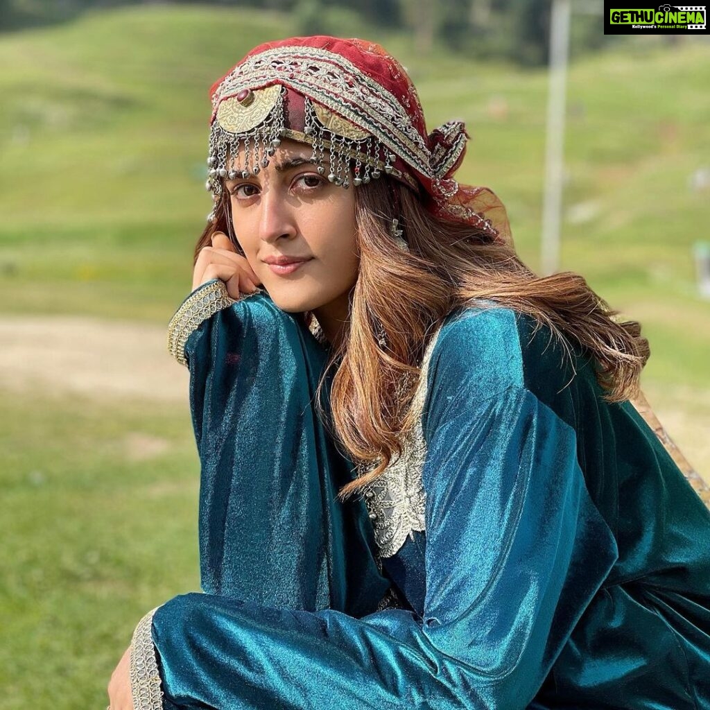 Nupur Sanon Instagram - Aaye ho kis bagiya se tum m m m? 👧🏻 Gulmarg, Kashmir