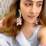 Nupur Sanon Instagram - Because knowing the language isn’t important when … LOVE is the common LANGUAGE!! ❤️ And Because who isn’t loving this one right now !! 👧🏻🌷☺️🤪🌝 Song Credit @yohanimusic #ManikeMageHithe