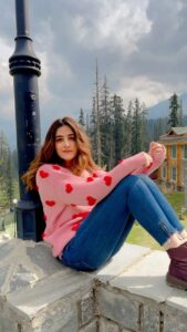 Nupur Sanon Instagram - Hello from a pretty place !! 🌷🌷🌷

Any guesses where am I exactly?💕