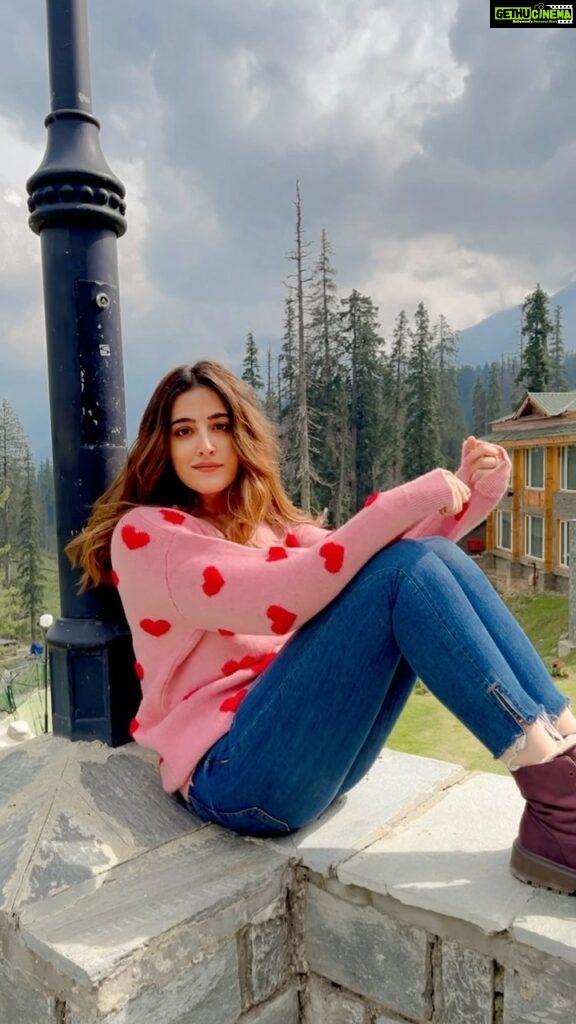 Nupur Sanon Instagram - Hello from a pretty place !! 🌷🌷🌷 Any guesses where am I exactly?💕