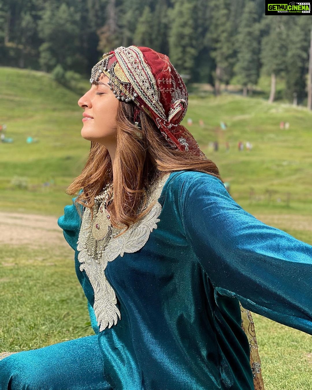 Nupur Sanon Instagram - सच कहते हैं … जन्नत है ! 🌹 Gulmarg, Kashmir