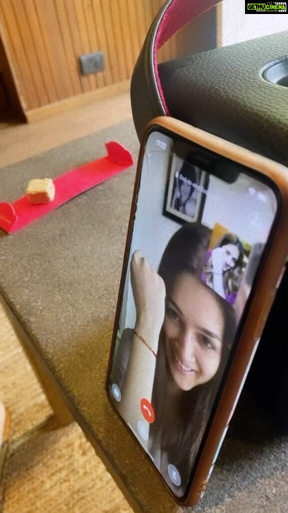 Nupur Sanon Instagram - Side by Side or Miles Apart You and I will always be connected by heart !! 🤝👭🏻 @kritisanon Happy FaceTime Rakhi Kritsu…cause there’s no way we’ll miss it! 💕 PS : Don’t miss out our PARAM ROOPVAAN at the end😂👻🌝 #SanonSisters🧿