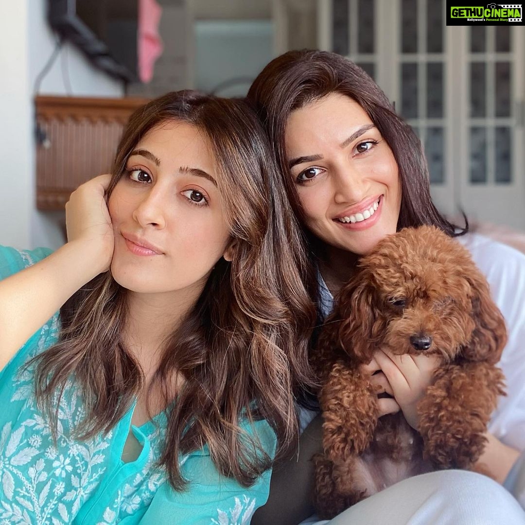 Nupur Sanon Instagram - Hello from the three Sanon Girls 🌝 Sending all the good vibes from us to you💕