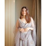 Nupur Sanon Instagram - . थोड़ी सजावट ज़रूर है बिना मिलावट हुज़ूर है … 🤎🤍😌 • • Wearing @gopivaiddesigns 📸 : @malharr79