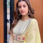 Nupur Sanon Instagram - Main pyaar karaan ohnu Jo pyaar kare mainu Ya ohdi hojaan jidey naal pyaar karaan main? 🌝💕🌸 #filhaal2mohabbat #filhallgirl #meher