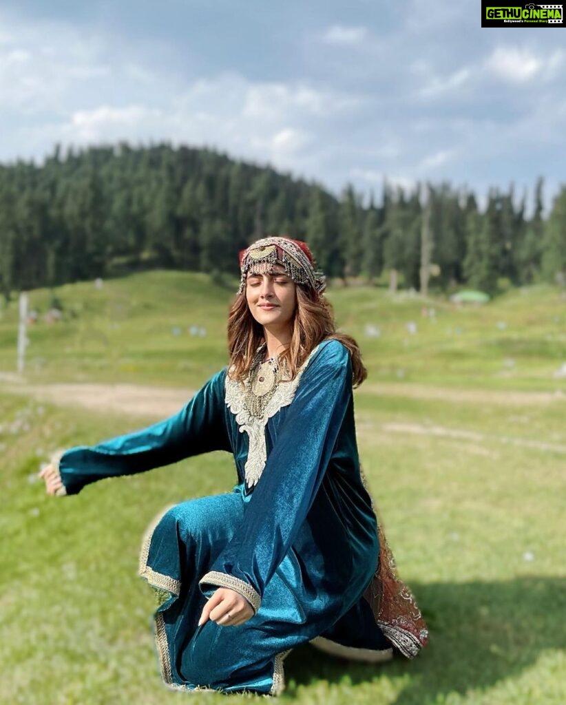 Nupur Sanon Instagram - सच कहते हैं … जन्नत है ! 🌹 Gulmarg, Kashmir