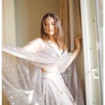 Nupur Sanon Instagram - . थोड़ी सजावट ज़रूर है बिना मिलावट हुज़ूर है … 🤎🤍😌 • • Wearing @gopivaiddesigns 📸 : @malharr79