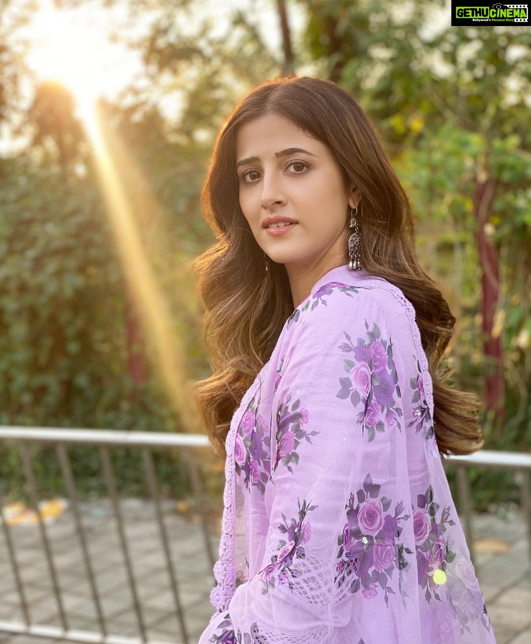 Nupur Sanon Instagram - Her love can give warmth to the coldest heart there isππΈππΈπ Outfit- @nehachopra_official Earrings- @neetaboochrajewellery @ascend.rohank Kolhapuris- @solebaetheofficial Styled by- @sukritigrover Assisted by- @vanigupta.23 @vasudhaguptaa Hair- @hairstylist_madhav Makeup- @florianhurel