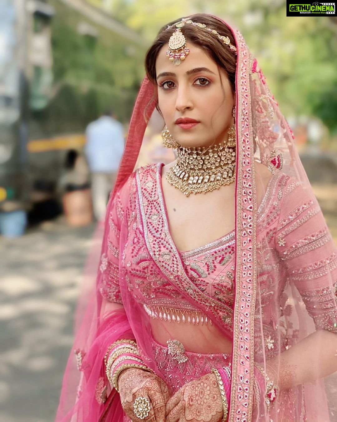 Nupur Sanon Instagram - Rab di ‘Meher’ 🙏🏻💕☺️ Shukriya …. Itni ‘Mohabbat’ karne ke liye 😇 #MeherGrewal #Filhaal2Mohabbat Lehenga- @bindaniofficial Jewellery- @koharbykanika @minerali_store A big thanks to my team 🌸 Stylist : @sukritigrover Assistant stylists : @vanigupta.23 @vasudhaguptaa Hair : @hairstylist_madhav Makeup : @kavyesharmaofficial @florianhurel