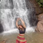 Nupur Sanon Instagram - Dil mein jo baatein hain Hothon pe lao na ❤️🧿 Ufff…Nature🥹 #JaiHind