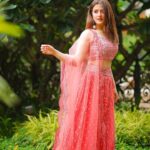 Nupur Sanon Instagram - buri nazar se kaho … hum nazar utaar chale 🌝🧿🦩 • Wearing this gorgeous @aliyanabymeenabazaar lehenga, jhumkas,bindi and oodles of simplicity !! 😌☺️😌☺️ • 📸: @malharr79 Mumbai, Maharashtra