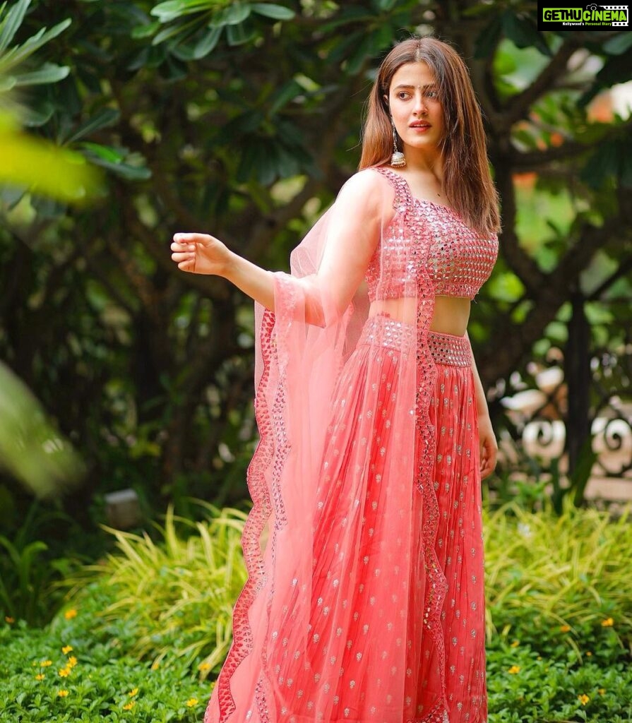 Nupur Sanon Instagram - buri nazar se kaho … hum nazar utaar chale 🌝🧿🦩 • Wearing this gorgeous @aliyanabymeenabazaar lehenga, jhumkas,bindi and oodles of simplicity !! 😌☺️😌☺️ • 📸: @malharr79 Mumbai, Maharashtra