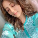 Nupur Sanon Instagram - Just a little ☀️ to keep the heart warm..🌷 #sunshinegirl #warmhearts