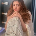 Nupur Sanon Instagram - गुमसुम गुमसुम गुप चुप 🙇🏻‍♀️🌹 P S : not being posey...I kinda am thissss innocent 👧🏻🤪