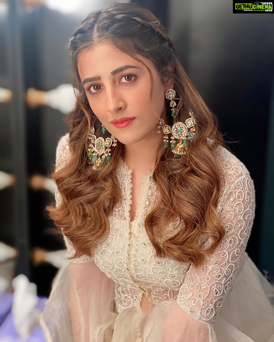 Nupur Sanon Instagram - Can you read my eyes? 👀🌹