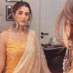 Nupur Sanon Instagram - Aankhon ke jazeeron ko mere naam kar diya...guncha koi.. 🎶 💐 👀🧡🤍 • #foreverfavouritesong