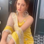 Nupur Sanon Instagram - 🌼🤍🌼 ये ज़ुल्फ़ अगर खुल के बिखर जाए तो अच्छा इस रात की तक़दीर सँवर जाए तो अच्छा जिस तरह से थोड़ी सी तेरे साथ कटी है बाक़ी भी उसी तरह गुज़र जाए तो अच्छा 🌼🤍🌼 - साहिर लुधियानवी 🙏🏻
